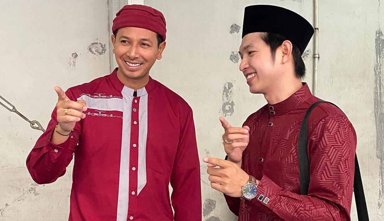 Suatu hari, Dennis Lim tanpa sengaja mendengar kajian Aa Gym. Sejak itu, ia memberanikan diri untuk meninggalkan kehidupan kelam sebagai bos kasino. Tahun 2017 ia memutuskan untuk pulang dan bertaubat. Kemudian, ia nyantri di tempat Aa Gym, Daarut Tauhid, sekitar dua tahun. (Liputan6.com/IG/@kohdennislim)