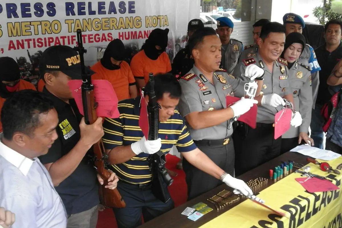 Polisi menangkap empat pelaku pemilik dan pembuat senjata api rakitan di Kota Tangerang. 