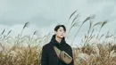 Menggunakan busana serba hitam termasuk hoodie dan jaketnya, Hae In pun memilih detail penampilan pada waist bag yang dikenakan. Penampilannya ini pun mendapat banyak pujian dari netizen. (Liputan6.com/IG/@holyhaein)