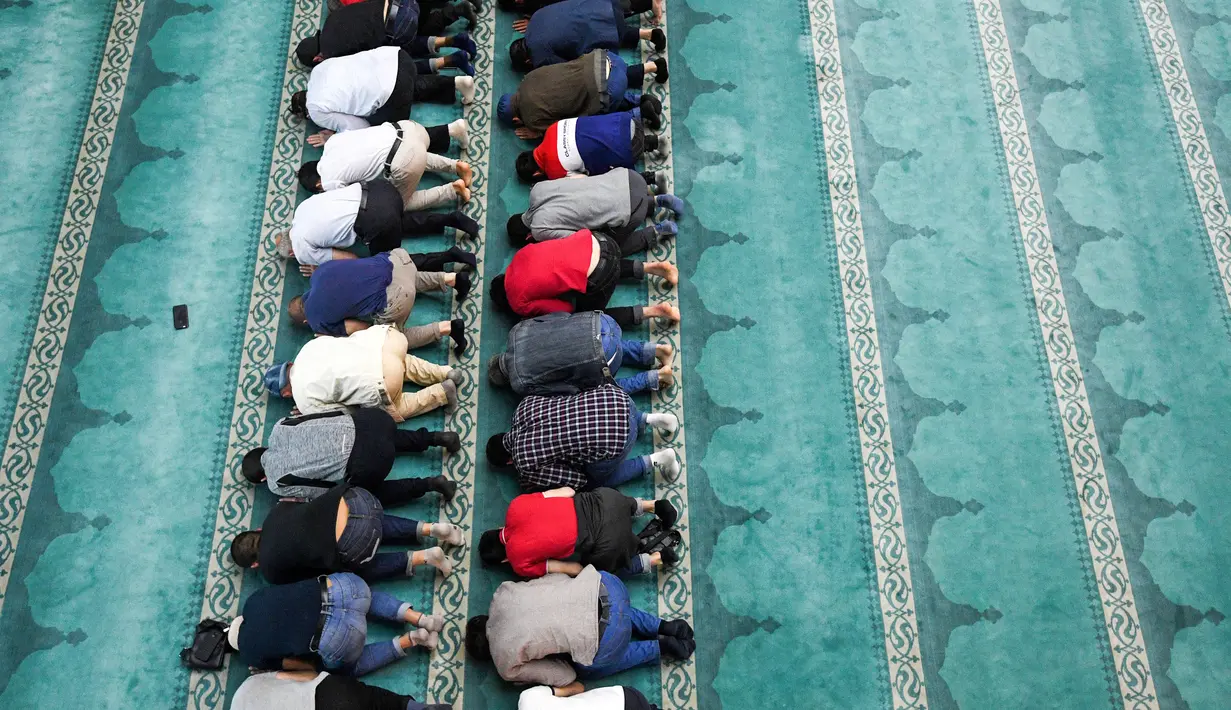 Jemaah salat berjemaah di Masjid Katedral Moskow, Rusia, Kamis (23/5/2019). Masjid yang dibangun pada tahun 1904 ini selalu ramai oleh aktivitas umat muslim selama Ramadan. (Kirill KUDRYAVTSEV/AFP)