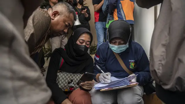 Foto: Keluarga Korban Tragedi Kanjuruhan Padati Salah Satu Rumah Sakit di Malang
