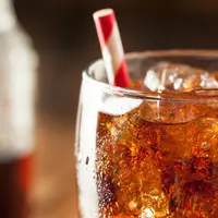 Yuk, ketahui fakta dan mitos seputar minuman bersoda. (Sumber Foto: Shutterstock/TheList)