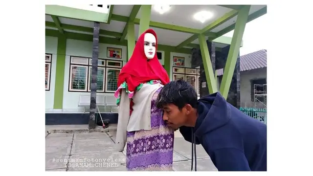 Potret Imajinasi Keluarga Bahagia ala Cowok Dengan Manekin Ini Bikin Geleng Geleng