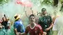Suporter Wales berpesta di jalanan kota Toulouse, Prancis, untuk merayakan kemenangan timnya atas Rusia 3-0. (AFP/Bulent Kilic)