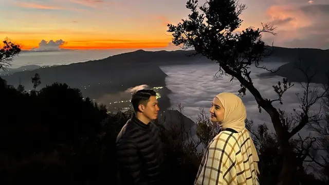Zaskia Sungkar Liburan di Bromo