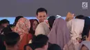 Peserta berebut berswafoto dengan pemeran Ayat Ayat Cinta 2, Fedi Nuril saat Emtek Goes To Campus 2017 di Universitas Telkom, Bandung, Rabu (29/11). EGTC 2017 Bandung diadakan pada Selasa-Kamis, 28-30 November 2017. (Liputan6.com/Helmi Fithriansyah)