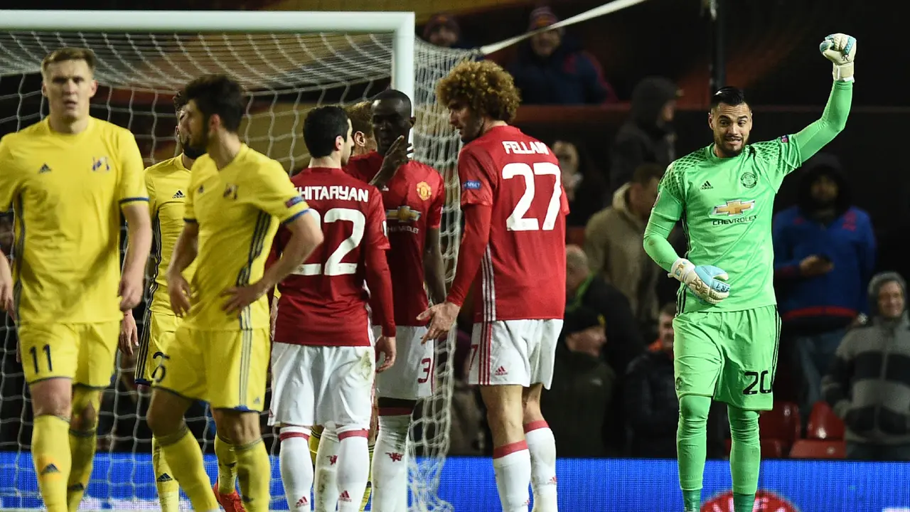 Kiper Manchester United (MU), Sergio Romero, merayakan kemenangan atas FC Rostov pada leg kedua babak 16 besar Liga Europa di Old Trafford, Jumat (17/3/2017) dinihari WIB.