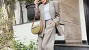 Tampil chich dan kasual dengan busana berwarna abu-abu, sneakers yang digunakan oleh Olla Ramlan ini pun menjadi detail penampilan yang mencolok. Ia juga memilih memakai kacamata untuk menambah penampilan lebih terlihat menawan. (Liputan6.com/IG/@ollaramlan)