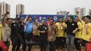 Turnamen Football For Peace ditutup dengan perayaan dari para pemain dan official Brigade Beringin. (Bola.com/Vitalis Yogi Trisna)