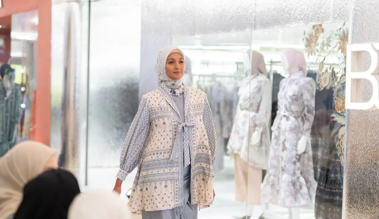 Seperti ciri khasnya, Klamby mengeluarkan koleksi dengan beragam motif dan warna. Misalnya saja waena baby blue dengan model luaran pita dipadukan inner dan bawahan warna senada. Begitupun kerudungnya. [dok. Plaza Indonesia]