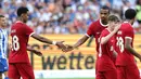 <p>Penyerang Liverpool asal Belanda Cody Gakpo (kiri) merayakan golnya menjadi 2-2 dengan rekan satu timnya pada pertandingan sepak bola persahabatan pramusim antara Karlsruhe SC dan Liverpool FC di Karlsruhe, Jerman, 19 Juli 2023. Liverpool mengalahkan Karlsruher dengan skor 4-2. (Daniel ROLAND/AFP)</p>