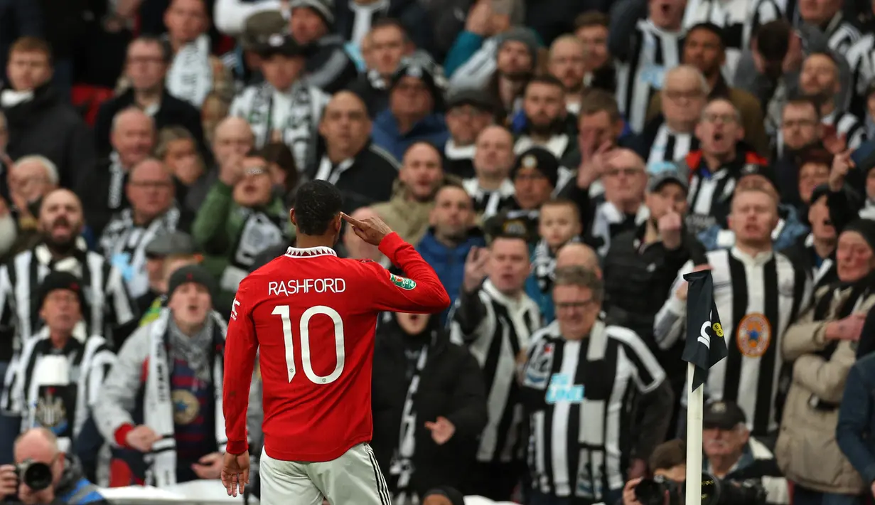 Selebrasi striker Manchester United, Marcus Rashford setelah mencetak gol ke gawang Newcastle United pada laga final Carabao Cup 2022/2023 di Wembley Stadium, London (26/2/2023). Marcus Rashford total mencetak 6 gol dan selalu bermain dalam 6 laga Manchester United sejak putaran ketiga hingga laga final menghadapi Newcastle United. Satu gol disumbangkannya ke jala Newcastle United dalam kemenangan 2-0. (AFP/Adrian Dennis)