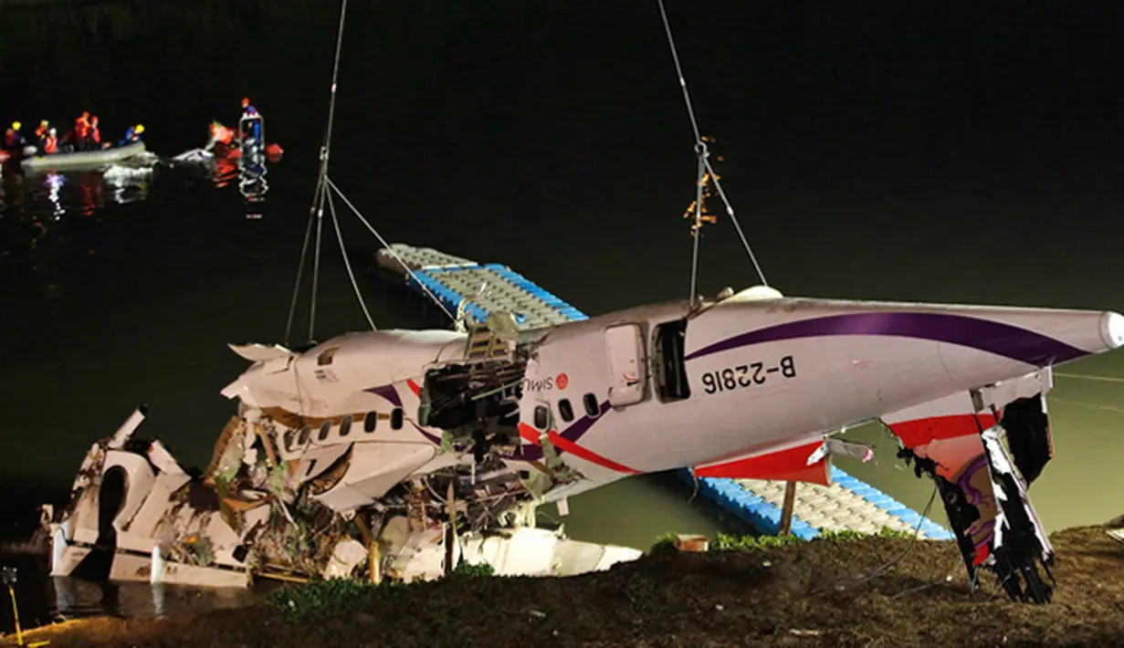 Puing-puing pesawat TransAsia Airways turboprop ATR 72-600 yang jatuh di sungai Taipe, Taiwan, Rabu (4/2/2015).  Pesawat yang mengangkut 58 penumpang dan awak pesawat itu terhempas ke sungai saat hendak lepas landas. (REUTERS/Pichi Chuang)