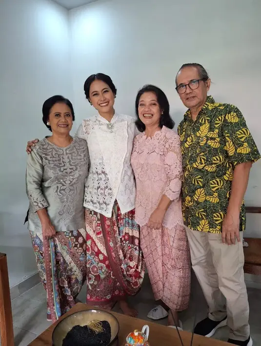 Putri memadukan penampilannya dengan dalaman yang juga berwarna putih. [Foto: Instagram/_putriayudya]