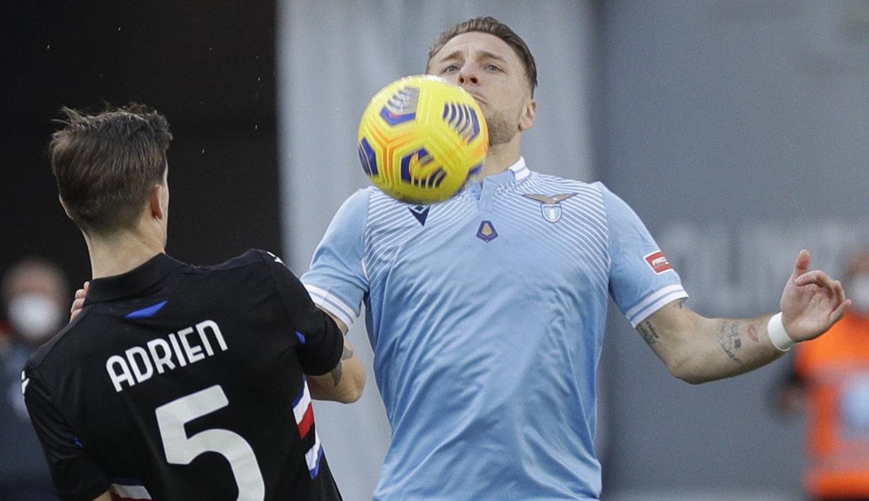 Ciro Immobile (kanan) beberapa kali juga merepotkan barisan pertahanan Sampdoria. (Foto: AP/Gregorio Borgia)