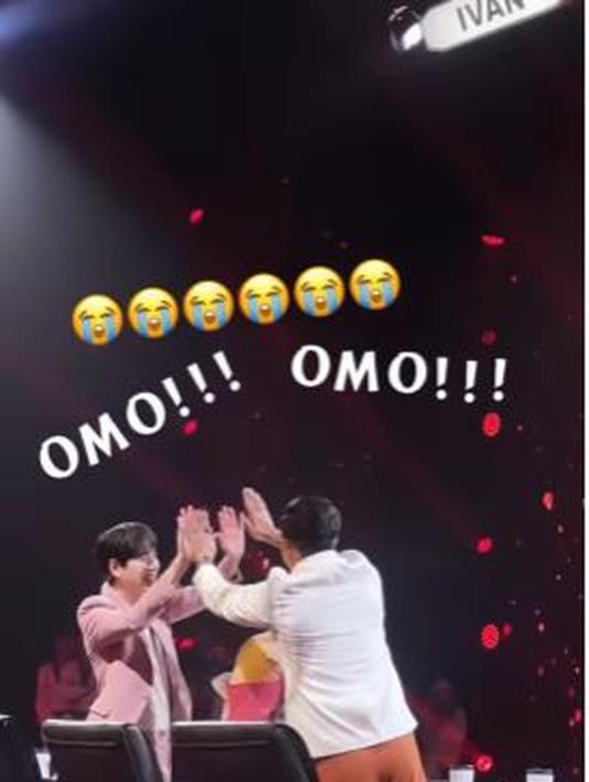 Usai bernyanyi, layaknya sahabat Denny Sumargo dan Kyuhyun saling memberikan tangan mereka untuk melakukan tos. (Foto: Instagram/@sumargodenny)