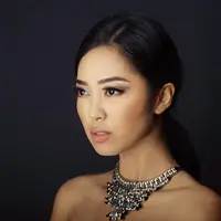 Maria Rahajeng merupakan pemenang kontes kecantikan Miss Indonesia 2014 perwakilan dari Sulawesi Barat. (via popinasia.com)