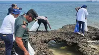 TNI, Polri, Masyarakat dan Pegawai PT Chandra Asri Petrochemical Bersihkan Sampah Di Pantai Paku, Anyer. (Kamis, 15/09/2022). (Yandhi Deslatama/Liputan6.com)