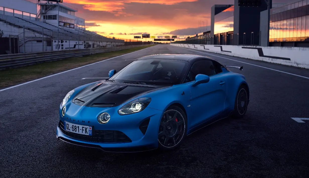 Alpine A110 R: Alpine merupakan pabrikan yang legendaris. Alpine A110 pernah menjuarai ajang balap pertama World Rally Championship (WRC) pada medio 1970an. Kembalinya Alpine pada 2017 dengan mobil yang berpenampilan klasik-modern menjadi breakthrough pada saat itu. Alpine A110 R merupakan versi track ready untuk para penggila kecepatan dengan tenaga mesin mencapai 296 Hp. (Source: driving.co.uk)