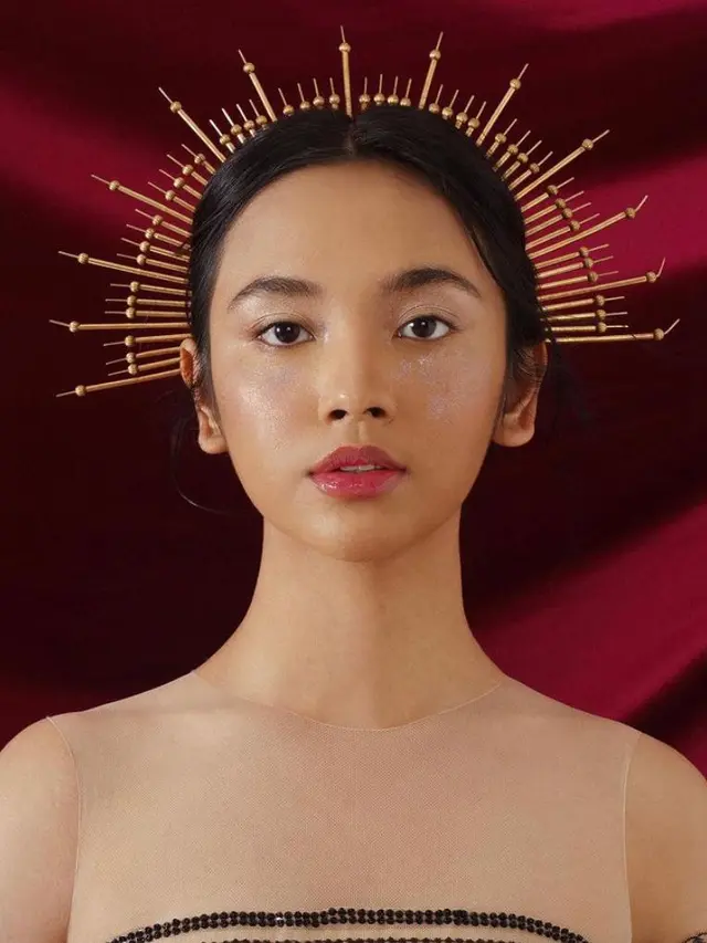 8 Gaya Pemotretan Terbaru Lyodra Ginting Pakai Dress dan Headpiece, Menawan bak Dewi