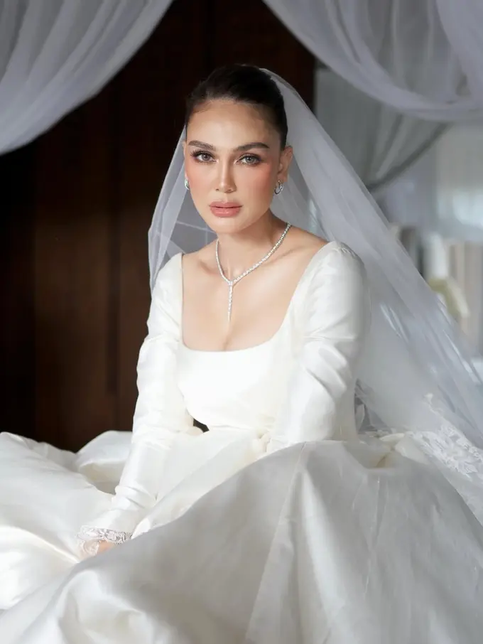 Lakoni Sumpah Pernikahan, Potret Luna Maya Tampil Mewah bak Ratu dengan Kalung BVLGARI Senilai Rp1,5 Miliar