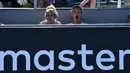 Seorang penonton menguap saat menyaksikan pertandingan antara petenis Australia Olivia Rogowska dan petenis Australia Jaimee Fourlis pada hari pertama turnamen tenis Australia Terbuka di Melbourne (15/1). (AFP Photo/Paul Crock)