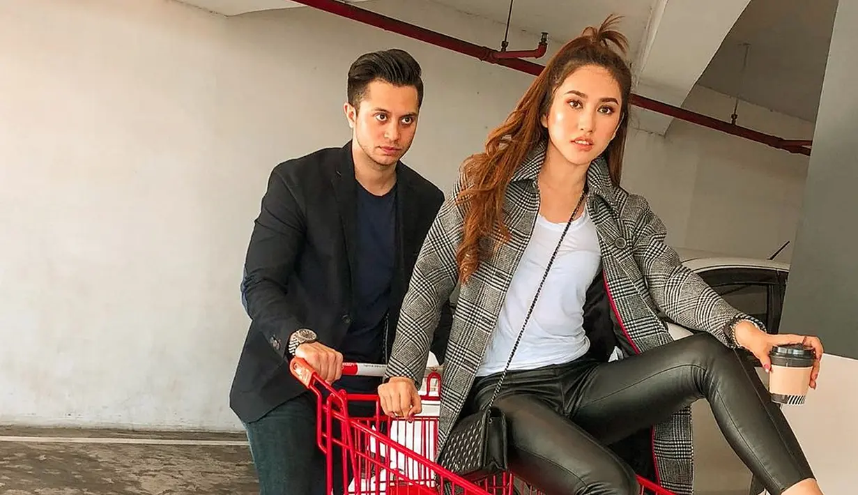 Sang suami dari Louise Anastasya ini merupakan seorang model bernama Eugenio Cimolin. Ia pun banyak tampil dalam berbagai iklan yang muncul di layar kaca Indonesia. (Liputan6.com/IG/@louiseans)