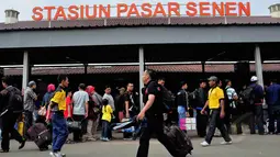 Stasiun Senen pada H-3 Lebaran, mulai dipadati pemudik yang ingin pulang kampung menuju kota-kota di Jawa Tengah dan Jawa Timur, Kamis, (24/7/14). (Liputan6.com/Faizal Fanani)