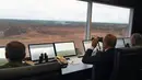 Presiden Rusia Vladimir Putin (tengah) saat menyaksikan latihan militer Rusia Zapad-2017 dengan Belarus di Luzhsky di wilayah Leningrad (18/9). Sekitar 70 pesawat dan helikopter juga ikut melakukan simulasi perang. (AFP Photo/Sputnik/Mikhail Klimentyev)