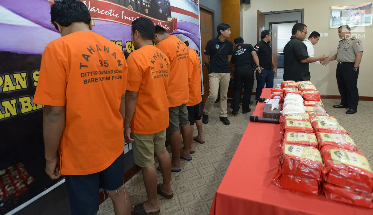 Tersangka dan barang bukti saat rilis pengungkapan peredaran narkotika jaringan internasional Malaysia-Indonesia di Bareskrim, Mabes Polri, Jakarta, Kamis (1/8/2019). Dit Tipidnarkoba Bareskrim Polri mengamankan barang bukti 43,5 kg sabu Kabupaten Bengkalis, Riau. (merdeka.com/Imam Buhori)
