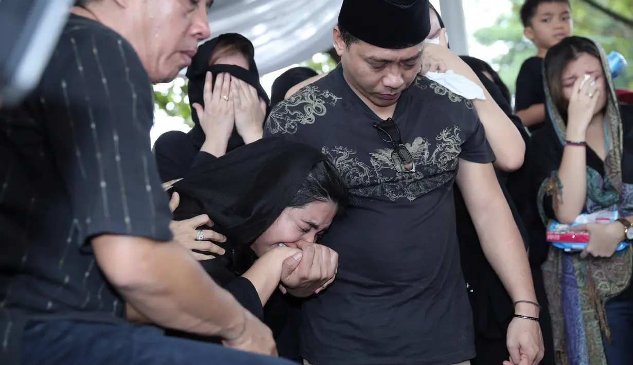 Iring-iringan mobil jenazah memasuki TPU Jeruk Purut Jakarta Selatan, Senin (7/11) siang. Sekitar pukul 12.45 jenazah tiba di peristirahatan terakhirnya. (Galih W. Satria/Bintang.com)