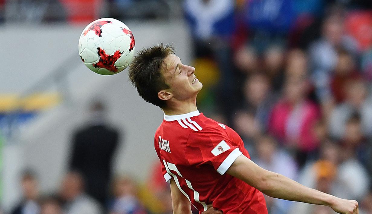 Pemain Rusia dari klub CSKA Moscow, Alexander Golovin menjadi salah satu pemain harapan Rusia di Piala Dunia 2018 posisinya sebagai gelandang bertahan juga bisa bermain untuk sayap kiri layak menjadi perhatian Klopp. (AFP/Kirill Kudryavtsev)