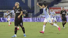 Pemain SPAL Sergio Floccari (kanan) melakukan selebrasi usai mencetak gol ke gawang AC Milan pada pertandingan Serie A di Stadion Paolo Mazza, Ferrara, Italia, Rabu (1/7/2020). Pertandingan berakhir dengan skor 2-2. (Filippo Rubin/LaPresse via AP)