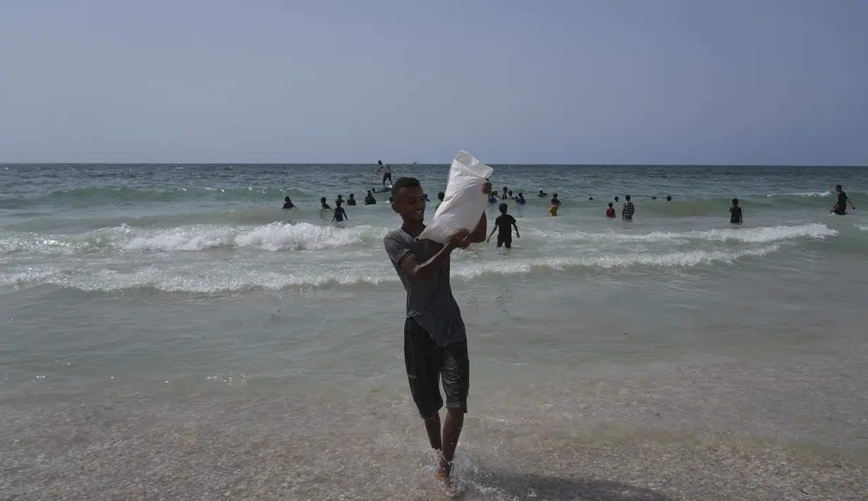 Sebelumnya, setelah lebih dari 21 bulan konflik, situasi kemanusiaan di Gaza merosot drastis, terlebih sejak Israel memberlakukan blokade total terhadap bantuan kemanusiaan sejak Maret 2025. (AP Photo/Abdel Kareem Hana)