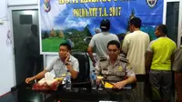 Seorang anggota DPRD Kota Kupang bersama tiga orang lainnya digerebek saat berjudi jenis kartu Samgong di Kelurahan Sikumana, Kecamatan Maulafa, Kota Kupang, NTT. (Liputan6.com/Ola Keda)