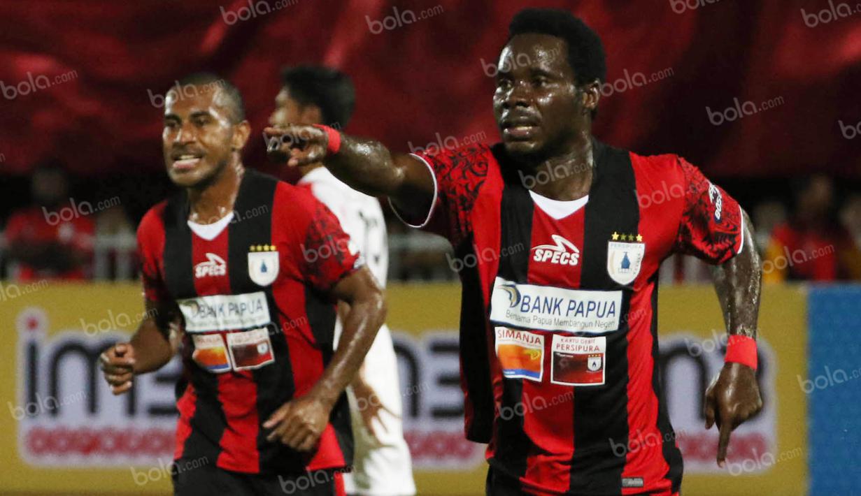 Striker Persipura, James Koko Lomell, merayakan gol yang dicetaknya ke gawang Persija pada laga Torabika Soccer Championship 2016 di Stadion Mandala, Jayapura, Jumat (29/4/2016). (Bola.com/Nicklas Hanoatubun)