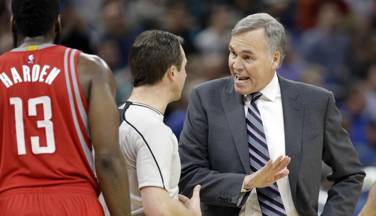 Pelatih Houston Rockets, Mike D'Antoni (kanan) melakukan protes kepada wasit, Scott Twardoski (52) saat timnya melawan Orlando Magic pada laga NBA di Amway Center, (6/1/2017), Orlando. Houston Rockets menang 100-93. (AP/John Raoux)