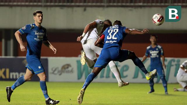 FOTO: PS Sleman Imbangi Persib Bandung 1-1 di Babak Pertama - Saddam Emiruddin Gaffar; Victor Igbonefo