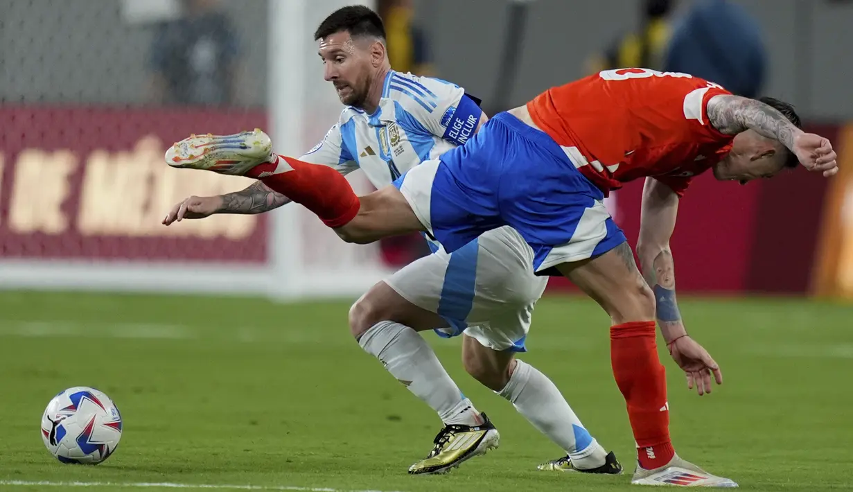 Lionel Messi dkk. susah payah mengatasi perlawanan Chile dengan skor 1-0.  (AP Photo/Julia Nikhinson)