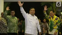 Ketua Umum Partai Gerindra, Prabowo Subianto (tengah) dan Ketua MPR RI, Bambang Soesatyo (kanan) melambaikan tangan usai pertemuan bersama pimpinan MPR di Jakarta, Jumat (11/10/2019). Pertemuan berlangsung tertutup. (Liputan6.com/Helmi Fithriansyah)