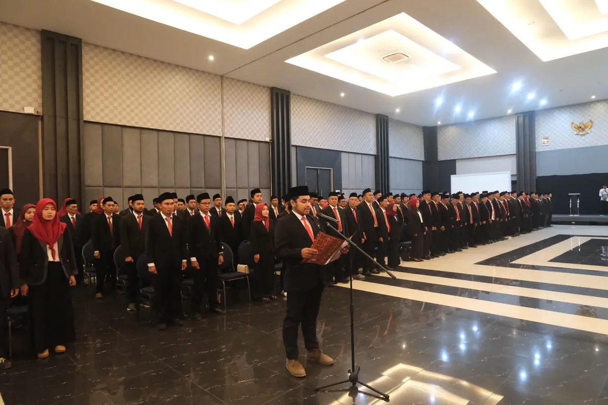 KPUD Garut, Jawa Barat, melantik 210 orang Panitia Pemilihan Kecamatan (PPK) baru terpilih, yang akan bertugas untuk pemilihan kepala daerah (pilkada) serantak 2024. (Liputan6.com/Jayadi Supriadin)
