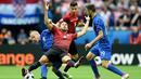 Perebutan boal antara pemain Kroasia dan Turki dalam laga Grup D Piala 2016 di Stadion Parc des Princes, Paris, (12/6/2016). (AFP/Bulent Kilic)