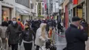 Orang-orang berjalan di zona pejalan kaki di Hanover, Jerman, Senin (14/12/2020). Jerman akan memberlakukan penguncian (lokcdown) ketat dari 16 Desember hingga 10 Januari mendatang, yang berarti meniadakan perayaan Natal dan Tahun Baru besar. (Ole Spata/dpa via AP)