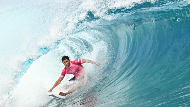 Foto: Aksi Rio Waida di Babak Pertama Selancar Ombak Olimpiade Paris 2024