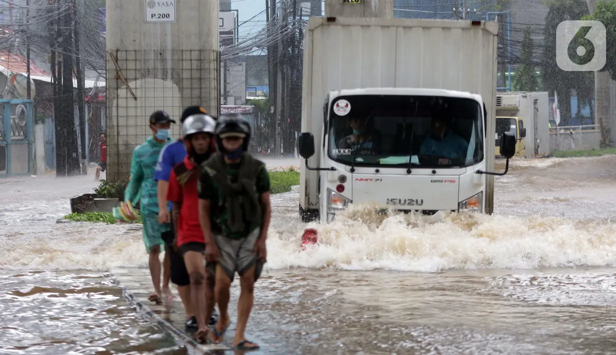Truk menerjang banjir yang menggenangi kawasan Jalan Wolter Monginsidi Jakarta dan sekitarnya, Sabtu (20/2/2021). Hujan yang mengguyur Jakarta sejak Jumat (19/2) membuat sejumlah titik di Jakarta terendam banjir. (Liputan6.com/Helmi Fithriansyah)