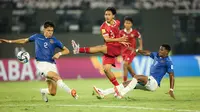 Pemain Timnas Indonesia U-17, Achmad Zidan (tengah) melepaskan tendangan di antara dua pemain Timnas Ekuador U-17 pada laga pertama Grup A Piala Dunia U-17 di Stadion Gelora Bung Tomo, Surabaya, Jumat (10/11/2023) malam WIB. (Bola.com/Bagaskara Lazuardi)