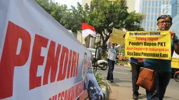 Sejumlah karyawan pensiunan PT Pupuk Kaltim menggelar unjuk rasa di depan Kantor KPW Pupuk Kalitim di Jakarta, Selasa (31/7). Saat ini 1.332 peserta Dana Pensiun PT Pupuk Kaltim resah gara-gara dugaan penyelewengan dana pensiun. (Merdeka.com/Dwi Narwoko)