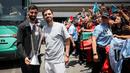 Pemain Timnas Portugal, Bruno Fernandes (kiri) dan Bernardo Silva berfoto bersama dengan fans sambil membawa trofi juara ajang Nations League 2025 setibanya di Bandara Lisbon, Portugal, Senin (09/06/2025) waktu setempat. (AFP/Carlos Costa)