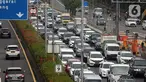 Kendaraan terjebak kemacetan di ruas Tol Dalam Kota, Jalan Gatot Subroto, Jakarta, Selasa (5/4/2022). Direktur Lalu Lintas (Dirlantas) Polda Metro Jaya Kombes Sambodo Purnomo Yogo mengatakan volume kendaraan di Jakarta meningkat hingga 18% selama sepekan terakhir. (Liputan6.com/Johan Tallo)