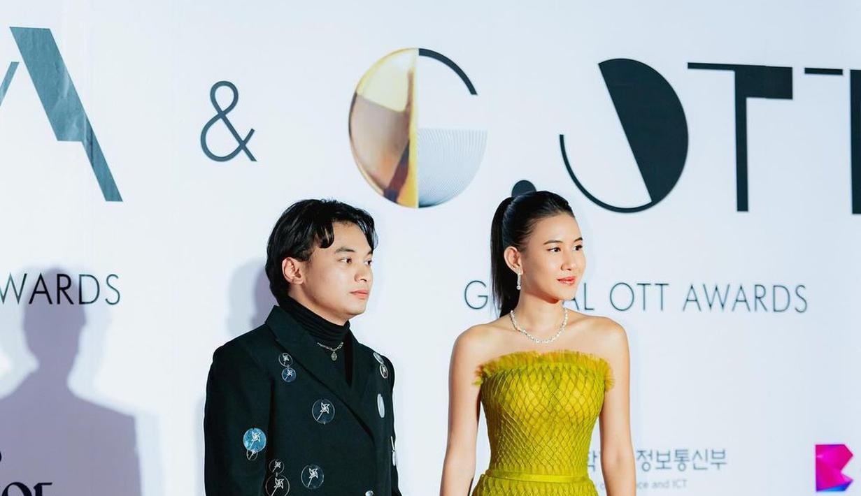 <p>Sedangkan bareng Shenina Cinnamon, Mahardika Yusuf mewakili film Tale of The Land. Penampilan mereka serasi saat gala premire. (Liputan6.com/IG/@mahardikayusuf)</p>